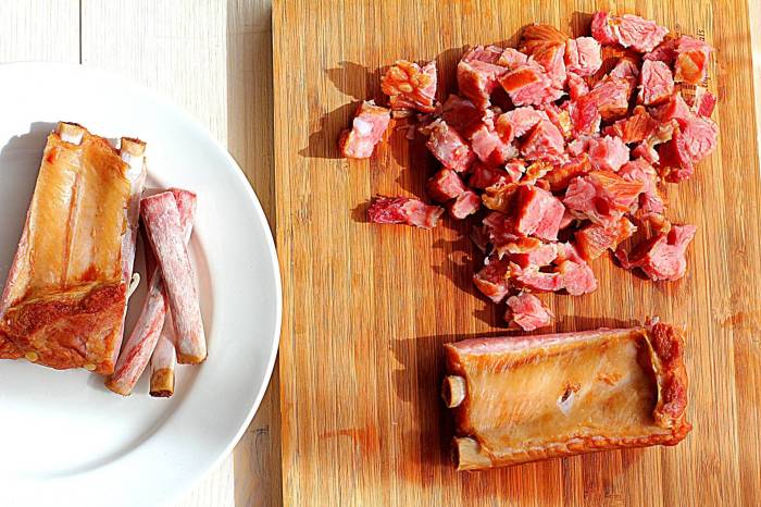 Рёбрышки достать и остудить. Мясо отделить от костей.