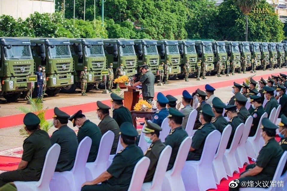 Церемония передачи камбоджийской армии 290 китайских грузовых автомобилей SAIC-Iveco Hongyan