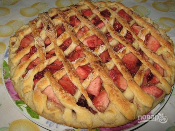 Дрожжевой пирог с ягодно-фруктовой начинкой