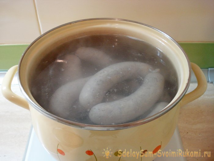 Вкусная и недорогая домашняя колбаса из куриных бедер и свиного фарша