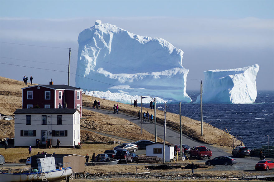 Огромный айсберг в Канаде привлек множество туристов