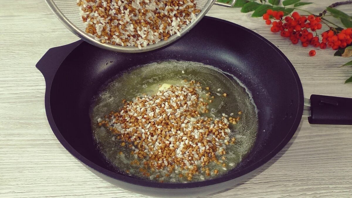 Отличный рецепт "сборного" гарнира из риса и гречки. Готовится просто при этом все в одной сковороде, что очень удобно. Порадуйте домашних вкусным, рассыпчатым и ароматным блюдом.-2