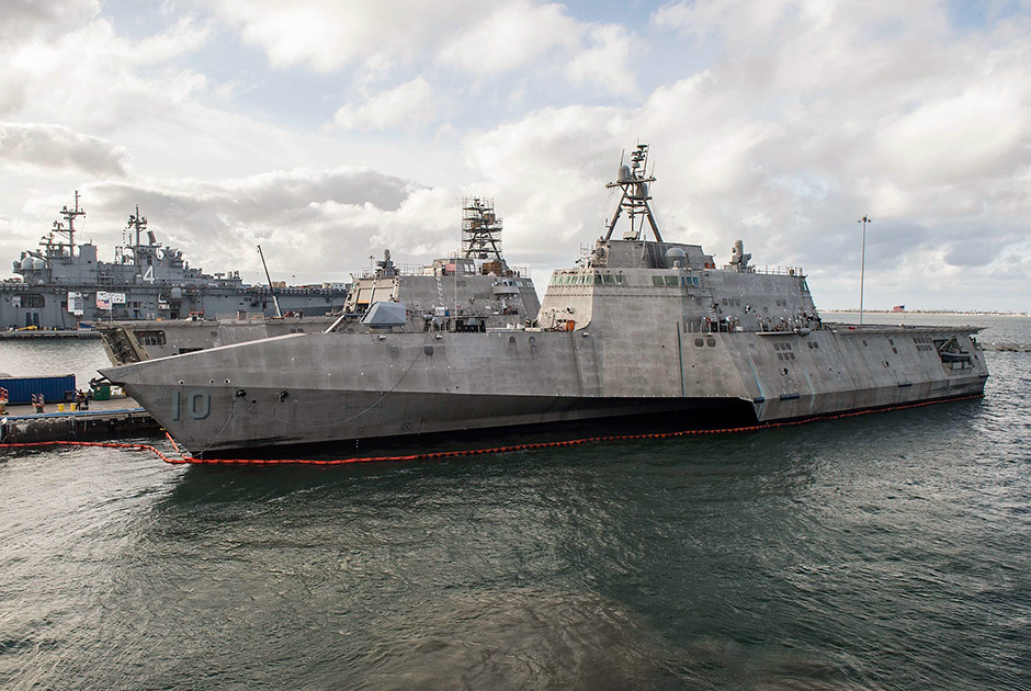 Десятый боевой корабль прибрежной зоны USS Gabrielle Giffords (LCS-10) ВМС США получили 10 июня. Строящиеся по программе LCS (Littoral Combat Ship) корабли предназначены для патрулирования прибрежной зоны, борьбы с надводными и подводными силами противника, противодействия беспилотникам и разведки.
USS Gabrielle Giffords длиной 127,4 метра и шириной 31,6 метра, водоизмещением 2,3 тысячи тонн, развивает скорость до 47 узлов, дальность хода составляет около 4,9 тысячи миль.
В состав вооружения входит пушка калибра 57 миллиметров, четыре пулемета калибра 12,7 миллиметра и пусковая установка на 11 ракет Evolved SeaRAMа. На борту корабля базируются два вертолета Sikorsky SH-60 Sea Hawk и беспилотники. USS Gabrielle Giffords на базе ВМС США в Сан-Диего (20 октября)