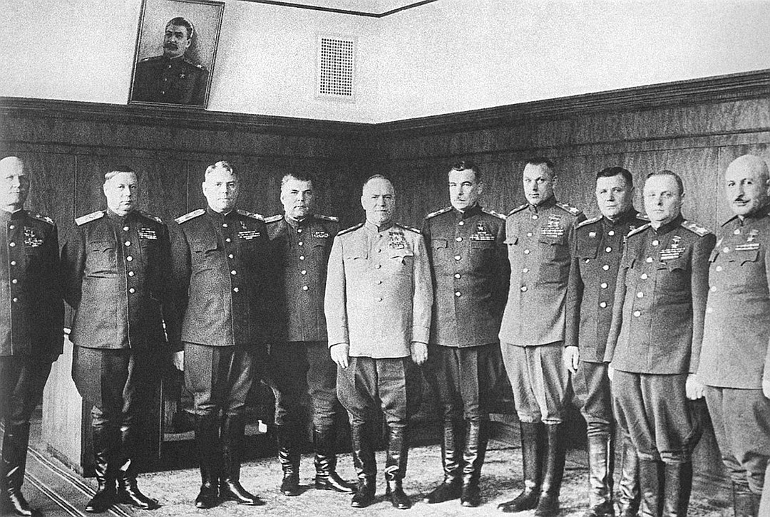 Генералы и маршалы, командующие советских фронтов в последний период войны: /слева направо/ маршал Иван Конев, маршал Федор Толбухин, маршал Александр Василевский, маршал Родион Малиновский, маршал Георгий Жуков, маршал Леонид Говоров, маршал Константин Р