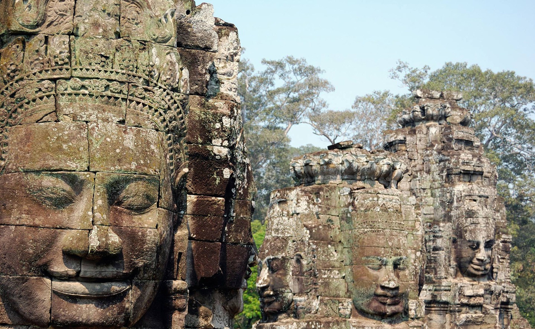 Храм Байон Сием Рип, Камбоджа А вот памятник уже кхмерской культуры. Храм Байон построили в конце 12-го века. Его отличительная особенность &mdash; массивные каменные скульптуры, расположенные на многочисленных башнях здания.