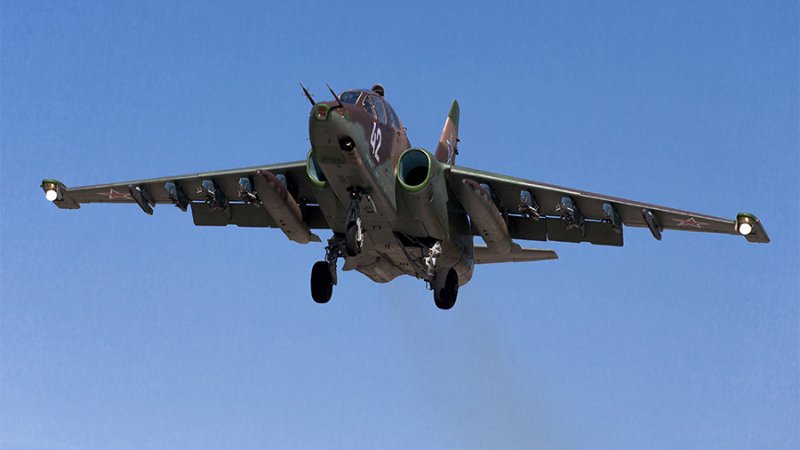 Появились кадры, как пилоты штурмовой авиации РФ отработали посадку Су-25СМ3 в поле
