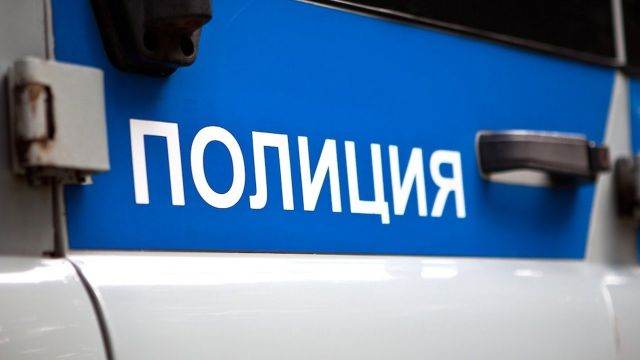 Тело женщины обнаружили на лестничной площадке в подъезде дома в Москве