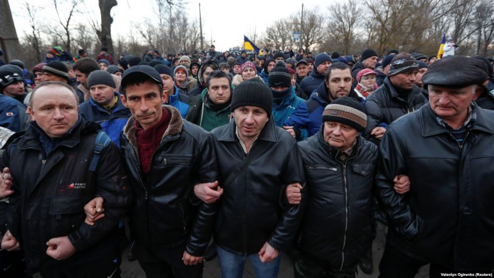 5 фактов о том, как в Украине забросали камнями автобус с эвакуированными из Уханя
