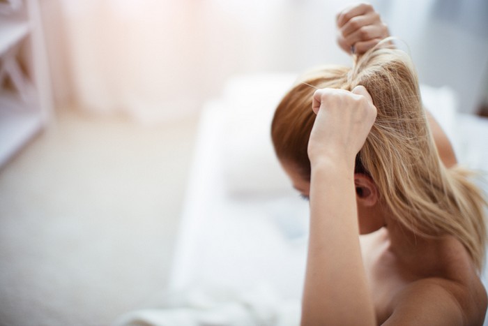 10 ошибок в уходе за волосами, которые приводят к секущимся кончикам