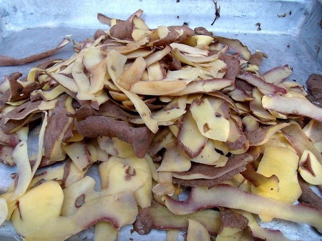 Нужно ли собирать картофельные очистки и шелуху