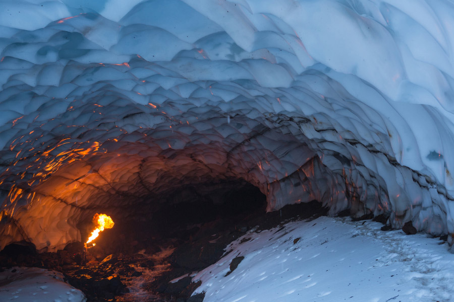 Снежные пещеры Камчатки в фотографиях