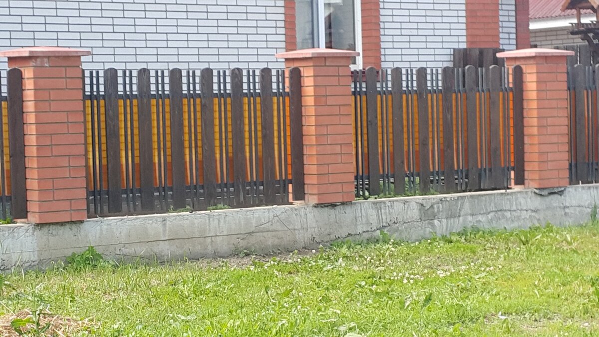Чем заменить профлист или метал-штакет. Два варианта недорогих заборов, которые обходятся дешевле