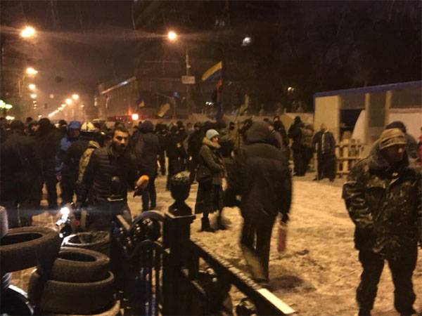 В центре Киева вновь льётся кровь В центре Киева вновь льётся кровь