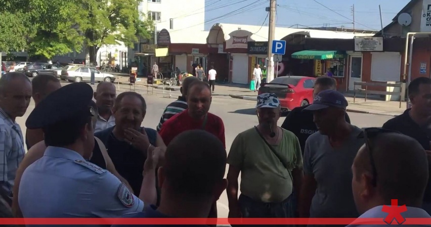 «Вопрос не в народе, мы защищаем нормативные акты» - полиция закрывает рынок в Симферополе