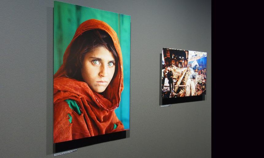 Фото Sharbat Gula, сделанное Steve McCurry для National Geographic на выставке. Фото Peter Toporowski (CC BY 2.0)
-