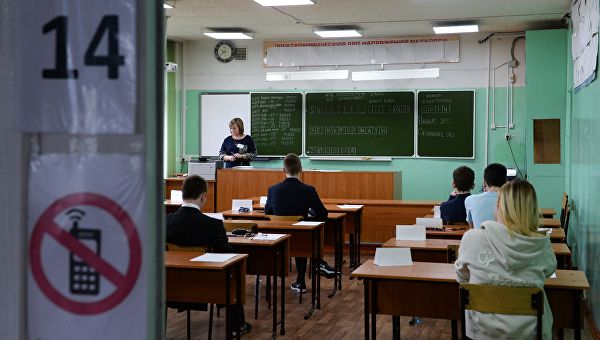Ученики, сдающие ЕГЭ по информатике, перед началом экзамена Ученики, сдающие ЕГЭ по информатике, перед началом экзамена