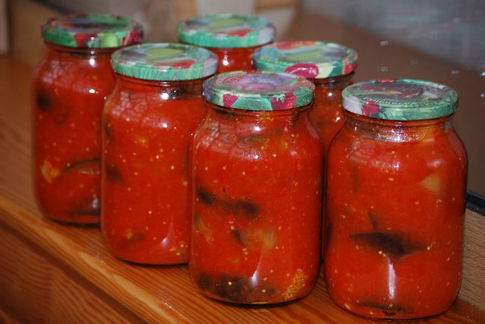 Баклажаны и перец в томатном соусе на зиму