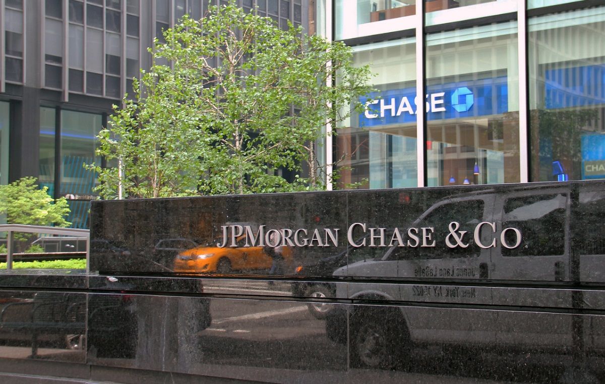 JPMorgan планирует приводить сотрудников в офис пять дней в неделю JPMorgan планирует приводить сотрудников в офис пять дней в неделю