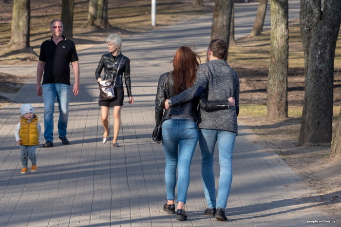 Девушки, город, весна: солнечный фоторепортаж с проснувшихся минских улиц Девушки, город, весна: солнечный фоторепортаж с проснувшихся минских улиц