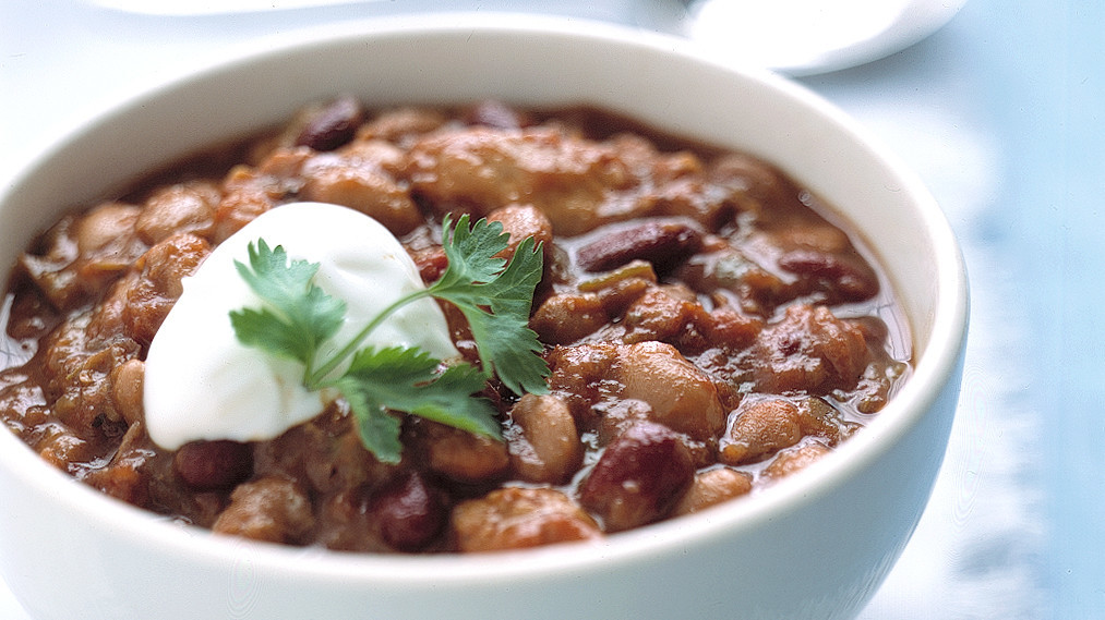 Вкусное диетическое блюдо: фасоль с куриной грудкой в томатном соусе