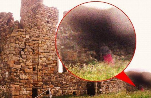 Возле руин шотландского замка бродит призрак