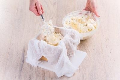 Выложить в выстланную марлей пасочницу