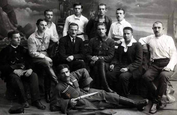 С возвращением, белая армия, черный барон?.. С возвращением, белая армия, черный барон?..