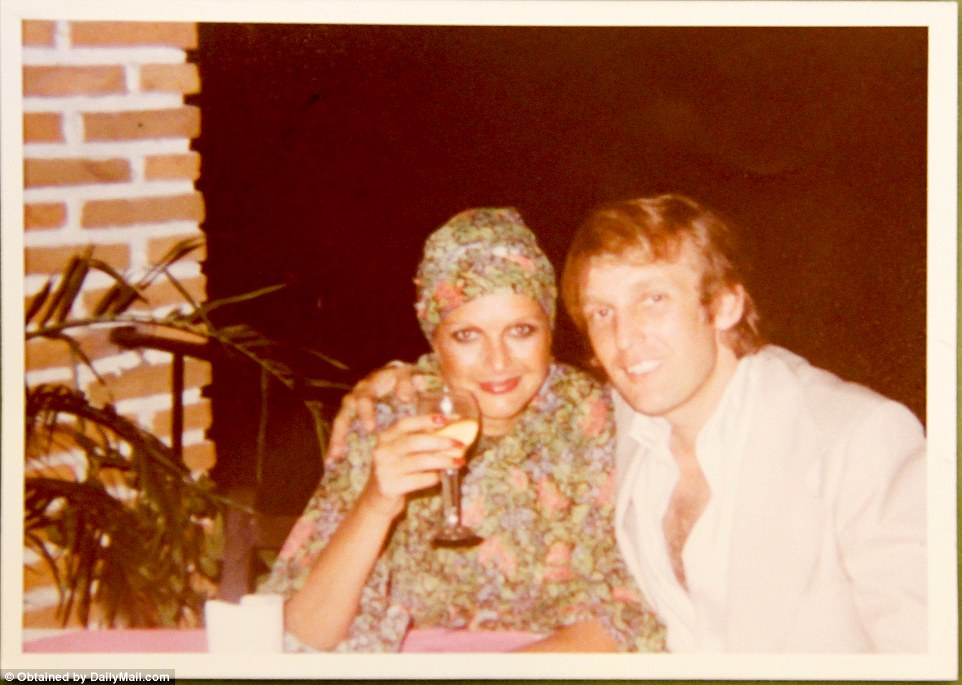 Потрясающие Ivana была моделью и раскопанные фотографии включают в себя многие из ее моделирования карт. Среди более эзотерических предметов является 1989 летний график очистки для Мар-а-Лаго, щедрых Палм-Бич, Флорида, поместье Трампа владел с 1985 года