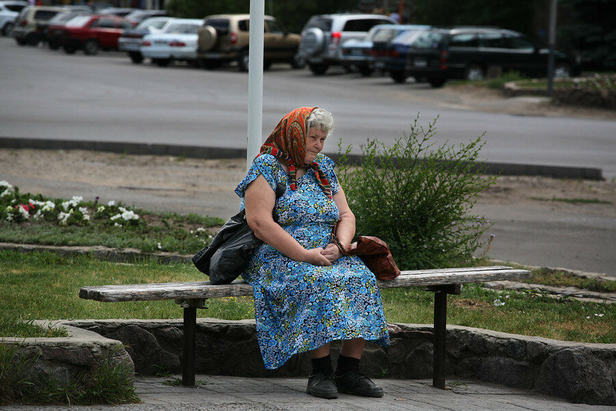 Пенсионерка с тряпичной сумкой. /Фото: farm2.static.flickr.com