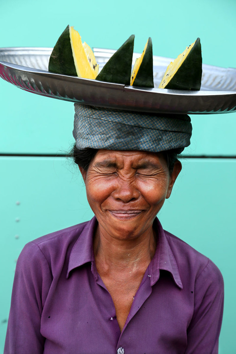 Портрет женщины на базаре в Янгоне, Мьянма вокруг света, путешествия, фотография
