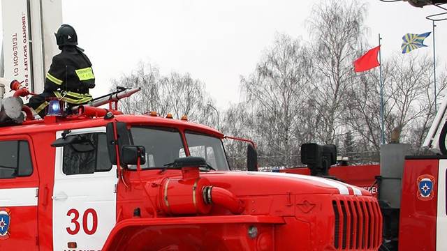 Очевидцы сообщили о пожаре в магазине салютов в Подмосковье