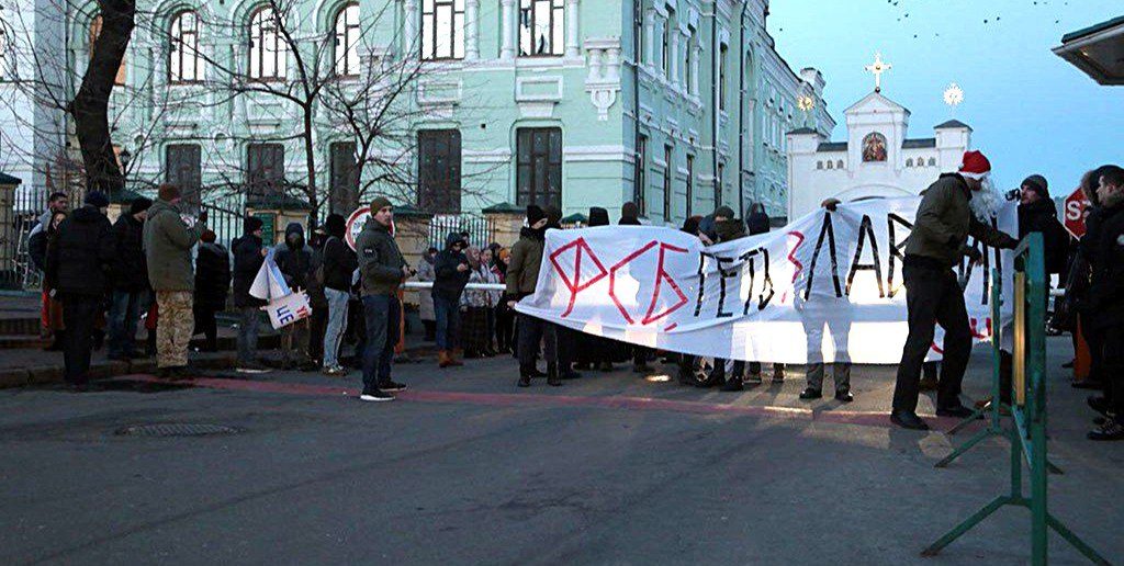 На Украине и в Донбассе прокомментировали атаку националистов на Киево-Печерскую Лавру На Украине и в Донбассе прокомментировали атаку националистов на Киево-Печерскую Лавру