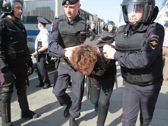 Детей тоже: в Москве задержали почти 500 протестующих Детей тоже: в Москве задержали почти 500 протестующих