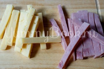 Слоеные палочки с ветчиной и сыром - шаг 1