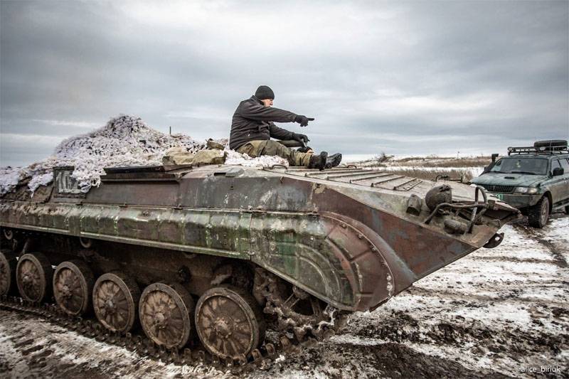 Украинская бронетехника в 100 м от "серой зоны" на Донбассе Украинская бронетехника в 100 м от "серой зоны" на Донбассе