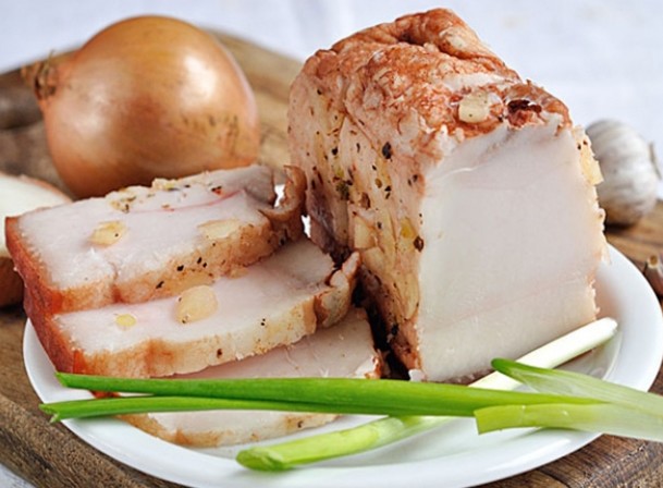 САЛО, СВАРЕННОЕ В ЛУКОВОЙ ШЕЛУХЕ