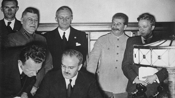 Молотов подписывает договор о ненападении между Германией и Советским Союзом Молотов подписывает договор о ненападении между Германией и Советским Союзом