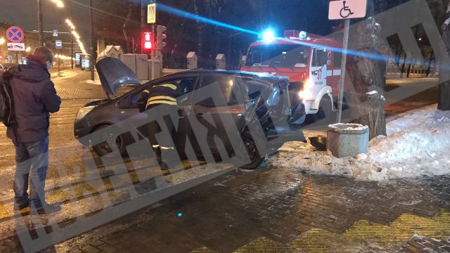 Уснувший за рулем таксист врезался в два авто в Москве, - очевидцы