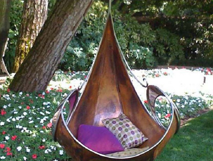 Шикарное кресло, которое разместилось в центре сада, самое лучшее место для отдыха.