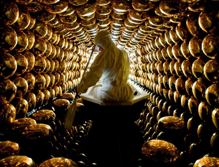 Процесс работы в детекторе нейтрино нетривиальный и при этом увлекательный. /Фото: messynessychic.com Процесс работы в детекторе нейтрино нетривиальный и при этом увлекательный. /Фото: messynessychic.com