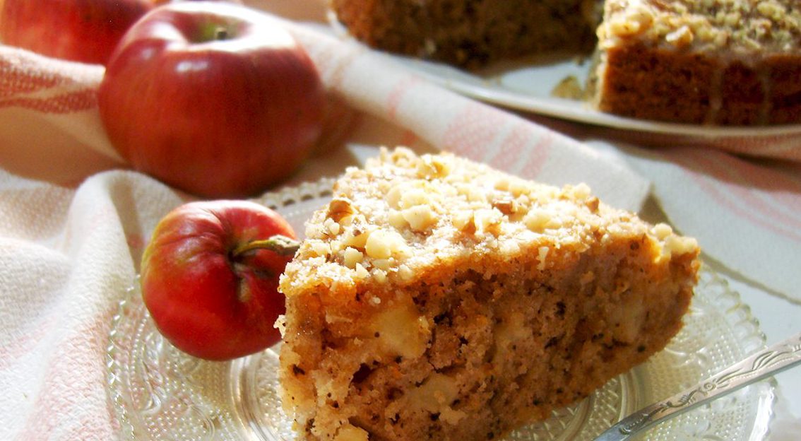 Пирог с грецкими орехами и изюмом