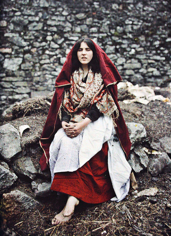 Девушка в старинном костюме, деревня (Кладда) в графстве Голуэй (Galway), 26 мая 1913 г.