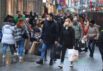 Christmas shoppers wear mask and fill Cologne's main shopping street Hohe Strasse (High Street) during the spread of the coronavirus (COVID-19) pandemic in Cologne, Germany, 12, December, 2020. REUTERS/Wolfgang Rattay Christmas shoppers wear mask and fill Cologne's main shopping street Hohe Strasse (High Street) during the spread of the coronavirus (COVID-19) pandemic in Cologne, Germany, 12, December, 2020. REUTERS/Wolfgang Rattay