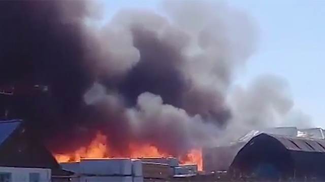 Видео: сильный ветер мешает тушению мощного пожара на заводе под Красноярском