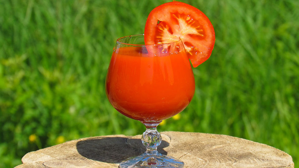 Чем полезен томатный сок для организма женщины и мужчины