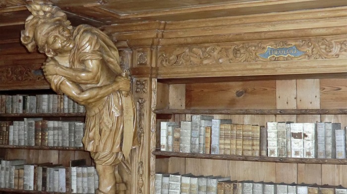 Хвастливость. /Фото:br.de 500-летняя библиотека с шутами, в которой хранятся не только книги, но и главные людские пороки
