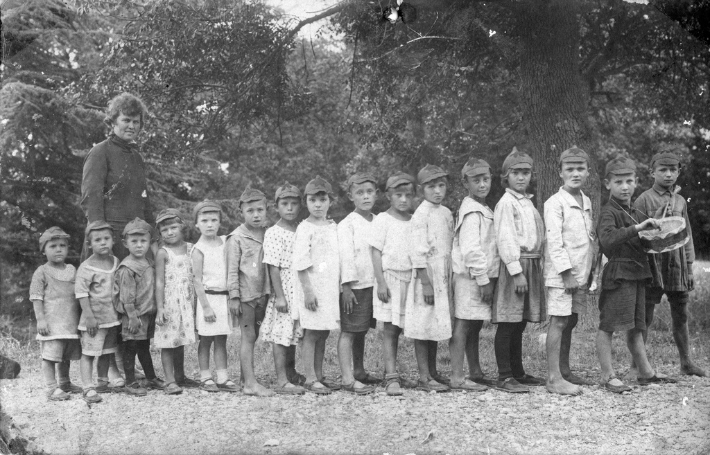 Детский сад в Ливадии, 1925 год, Крым, Ливадия. Фотография из архива Ольги Григорьевны Жокиной.