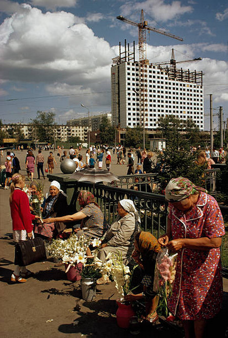 На заднем плане строится самое известное здание Новосибирска 1970-х годов. На заднем плане строится самое известное здание Новосибирска 1970-х годов.