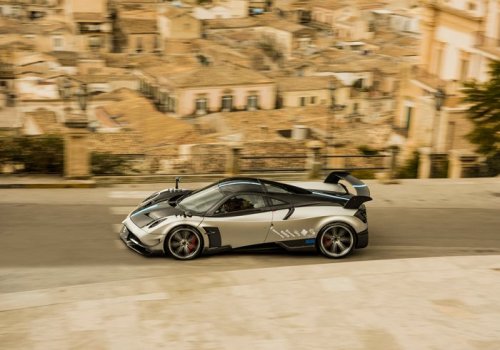 Двухдверный гиперкар от Pagani Automobili (17 фото) Двухдверный гиперкар от Pagani Automobili (17 фото)
