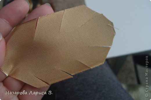 Доброго дня всем заглянувшим на огонек! Вот,после продолжительного отсутствия,я к вам с новой работой! Принимайте! Эта работа сделана в подарок и в знак благодарности одним знакомым. Им очень понравилась первая моя работа с хризантемами. Я делала не один в один,а скажем так,по мотивам.....! Размер работы 75 на 45. На этот раз она горизонтальная. Ну,вобщем,смотрите сами! фото 13